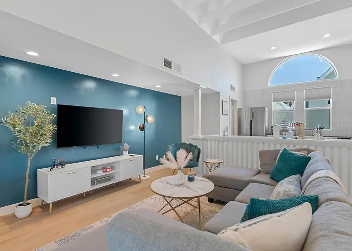 Peaceful Phoenix Getaway - Central Location, Family-Friendly & Pool Table!
